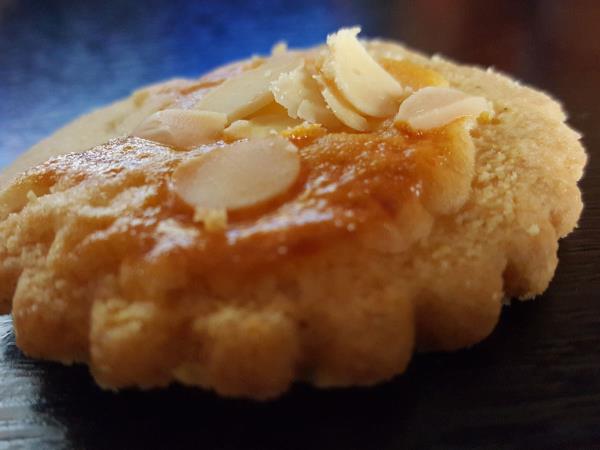 Anini mandljevi keksi, ki se topijo kot med